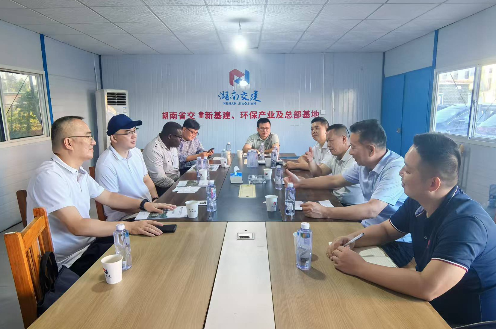 株洲高新區(qū)黨工委副書記、管委會主任劉智勇攜高新區(qū)經(jīng)濟(jì)合作局、湖南中焱時代科技有限公司蒞臨我司考察洽談，共謀合作發(fā)展新篇章